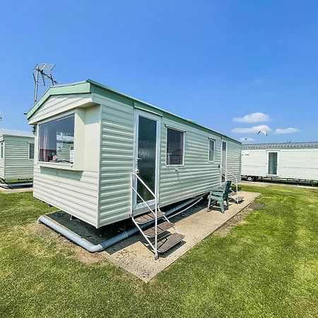 6 Berth Caravan For Hire At Martello Beach Holiday Park In Essex Ref 29017Y Hotel Clacton-on-Sea Exterior photo