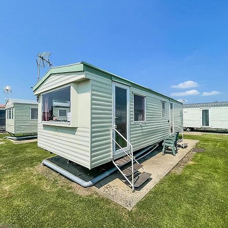 6 Berth Caravan For Hire At Martello Beach Holiday Park In Essex Ref 29017Y Hotel Clacton-on-Sea Exterior photo