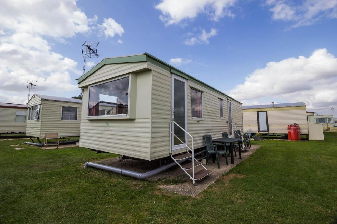 6 Berth Caravan For Hire At Martello Beach Holiday Park In Essex Ref 29017Y Hotel Clacton-on-Sea Exterior photo