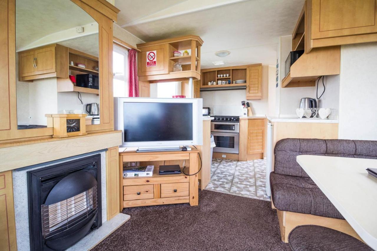 6 Berth Caravan For Hire At Martello Beach Holiday Park In Essex Ref 29017Y Hotel Clacton-on-Sea Exterior photo