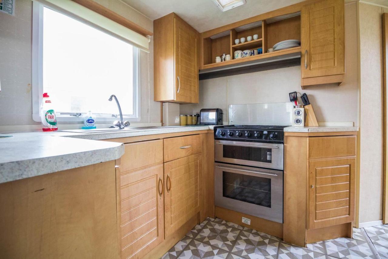 6 Berth Caravan For Hire At Martello Beach Holiday Park In Essex Ref 29017Y Hotel Clacton-on-Sea Exterior photo