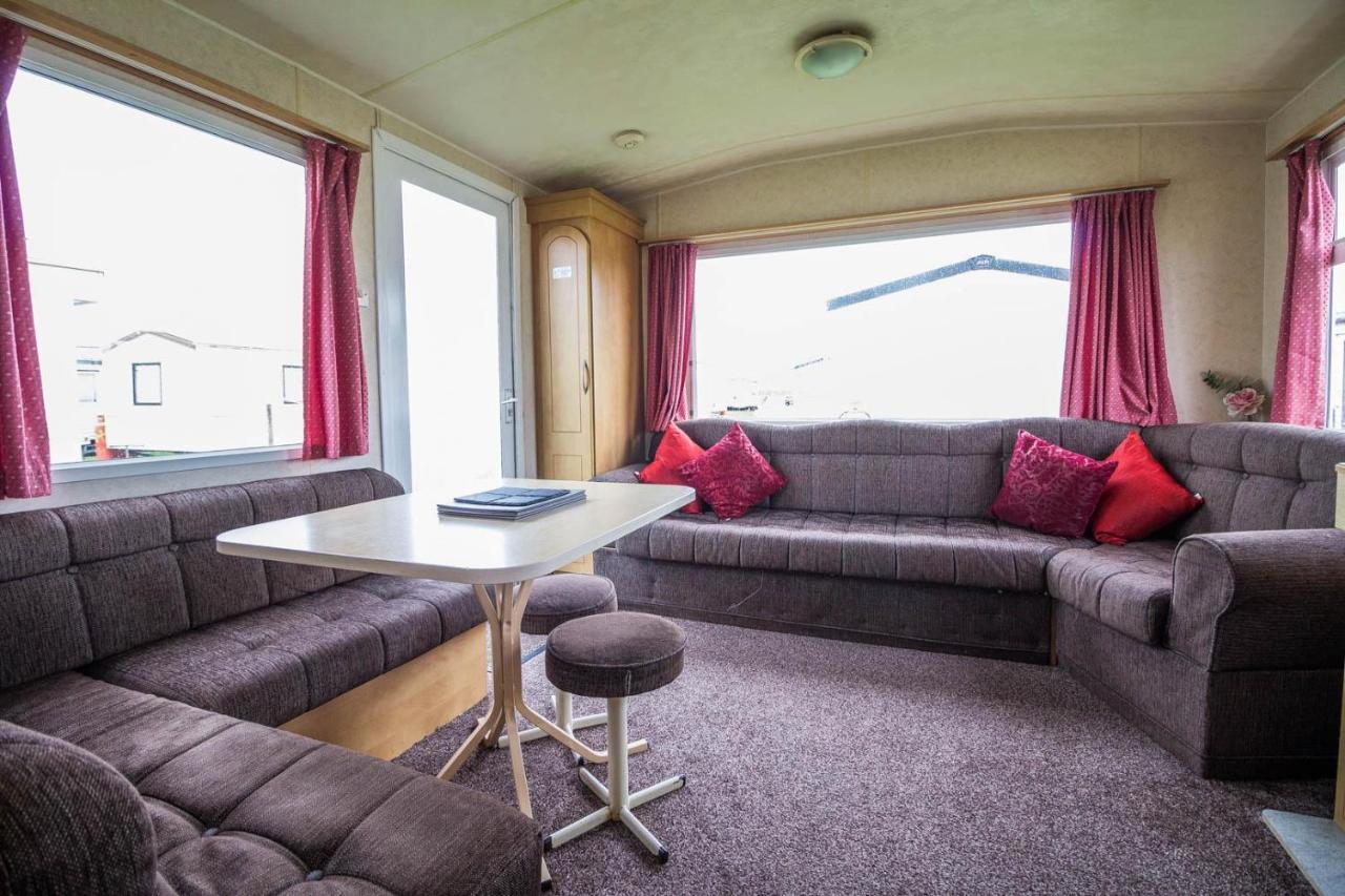 6 Berth Caravan For Hire At Martello Beach Holiday Park In Essex Ref 29017Y Hotel Clacton-on-Sea Exterior photo