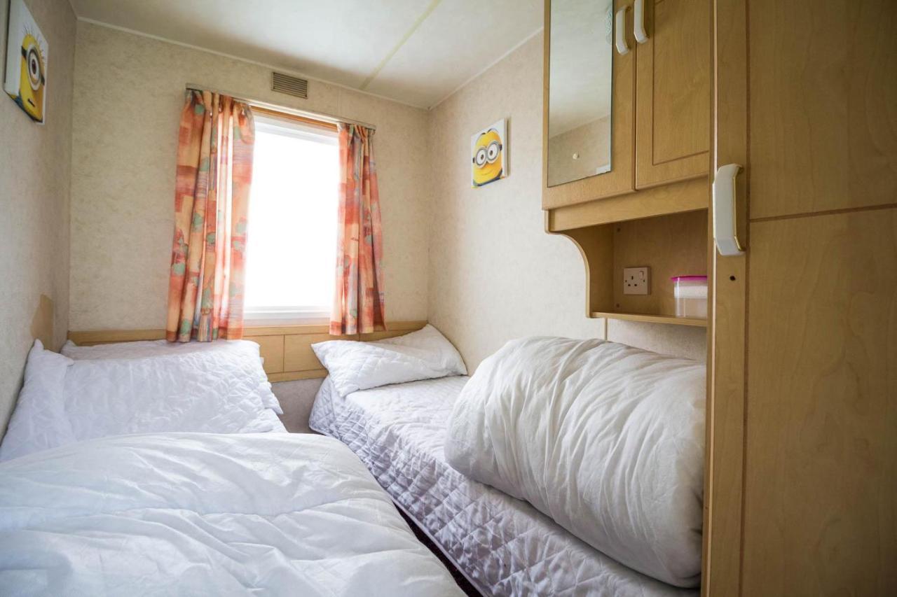 6 Berth Caravan For Hire At Martello Beach Holiday Park In Essex Ref 29017Y Hotel Clacton-on-Sea Exterior photo