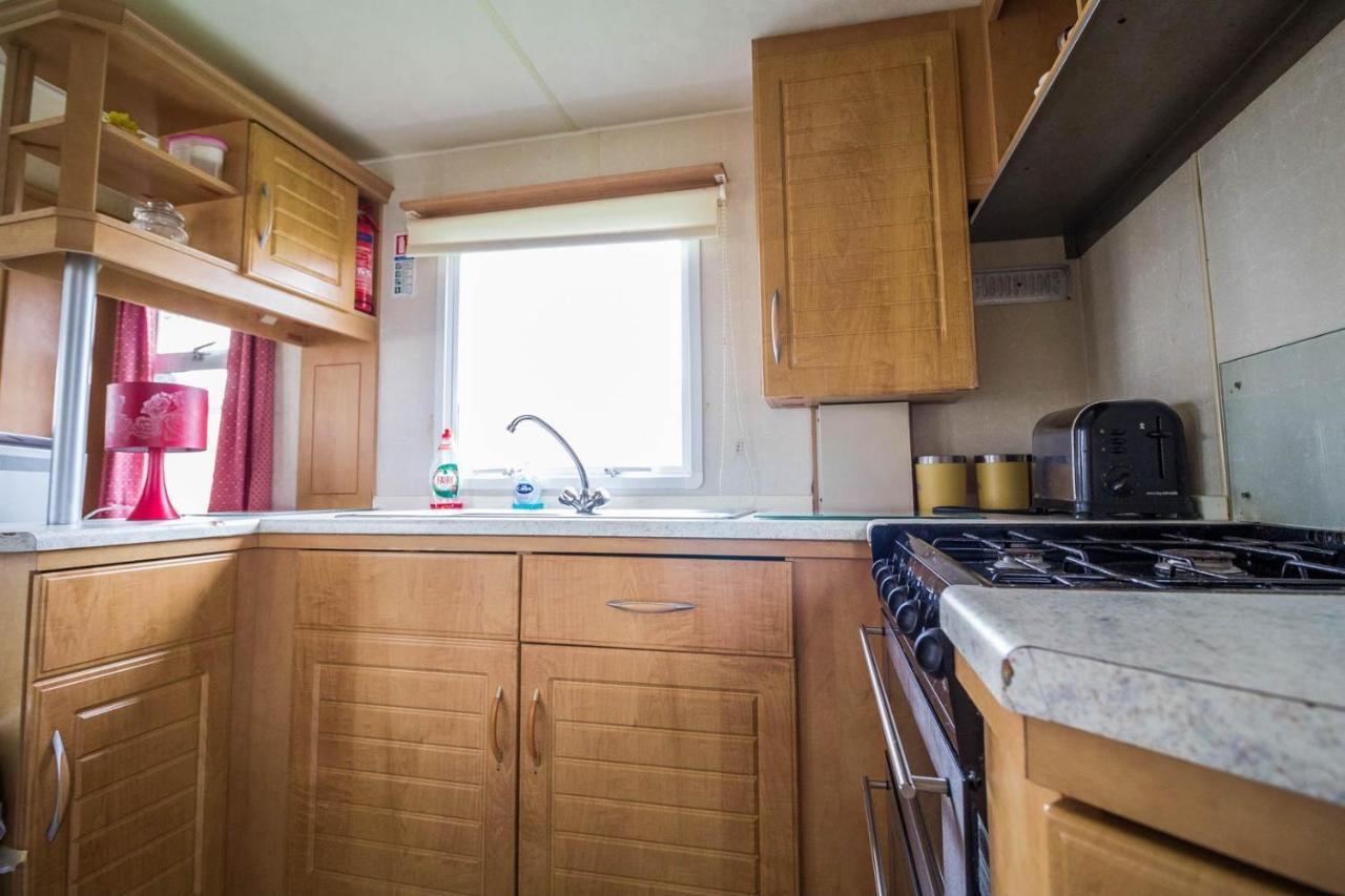 6 Berth Caravan For Hire At Martello Beach Holiday Park In Essex Ref 29017Y Hotel Clacton-on-Sea Exterior photo